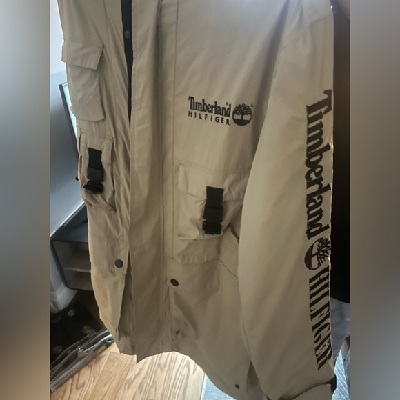 TOMMY HILFIGER X TIMBERLAND® RE-IMAGINED REVERSIBLE CARGO PARKA IN BEIGE - Picture 3 of 8